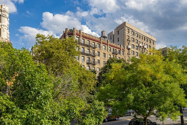 736 Riverside Dr in New York, NY - Building Photo - Building Photo