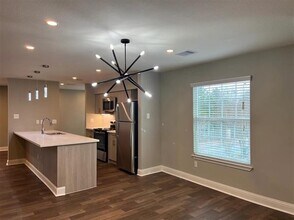 8001 Woodway Dr in Houston, TX - Building Photo - Building Photo