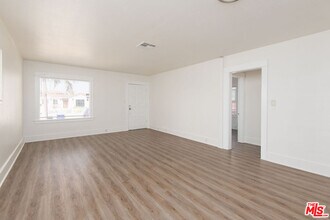 2132 Cloverdale Ave in Los Angeles, CA - Building Photo - Building Photo