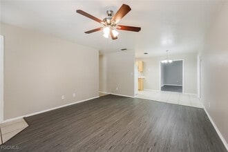 12613 Sixth St in Ft. Myers, FL - Foto de edificio - Building Photo
