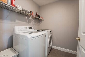 5516 Honey Mesquite Ln in Las Vegas, NV - Building Photo - Building Photo