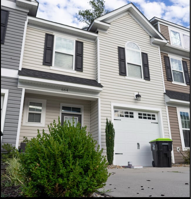 664 Revival Ln. in Virginia Beach, VA - Foto de edificio - Building Photo