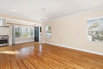363 N Almont Dr in West Hollywood, CA - Building Photo - Building Photo