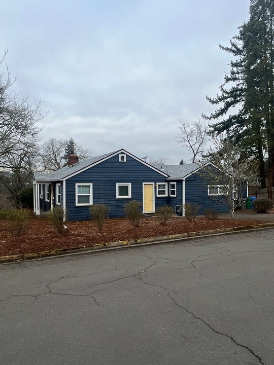 1185 E 28th Ave in Eugene, OR - Building Photo