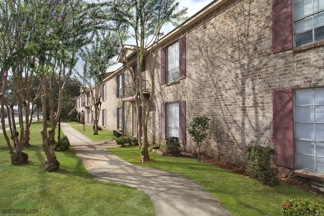 Towne Oaks in Baton Rouge, LA - Building Photo