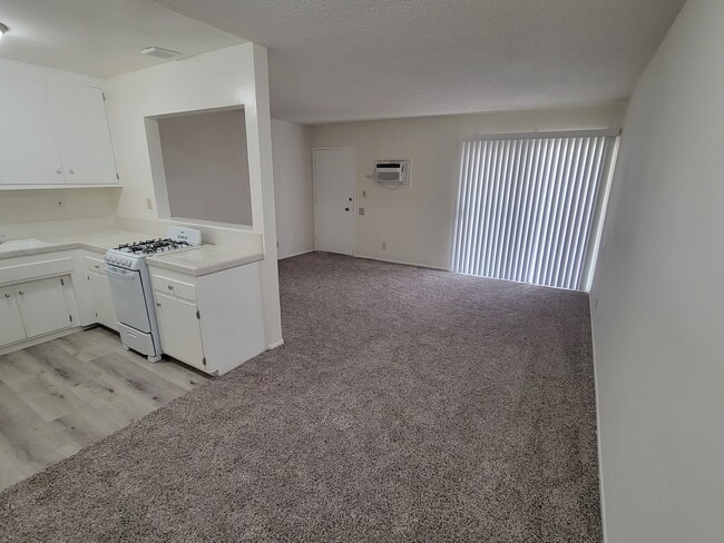 10917 Blix St, Unit 9 in North Hollywood, CA - Foto de edificio - Building Photo