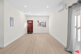 2445 Harwood St in Los Angeles, CA - Foto de edificio - Building Photo