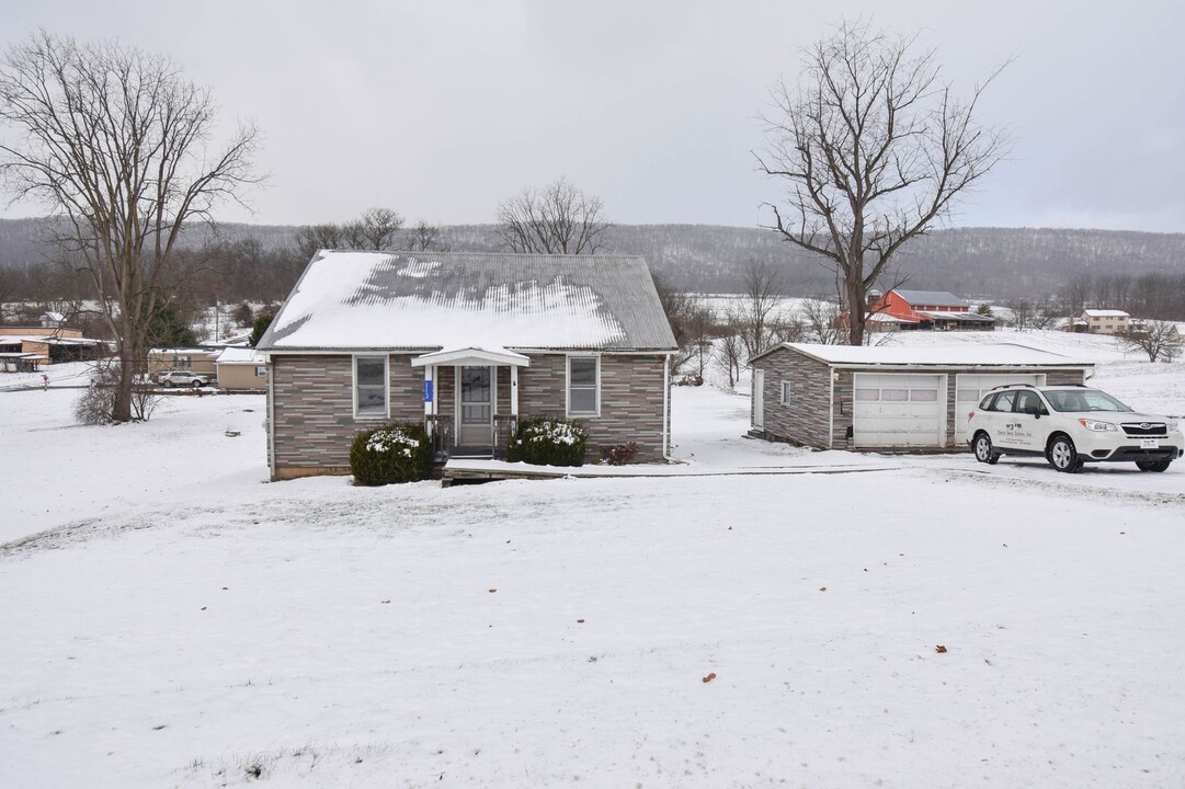 113 East End Mountain Rd in Mill Hall, PA - Building Photo