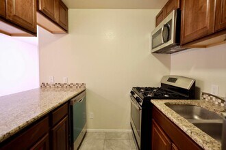 1025 Valencia Dr SE in Albuquerque, NM - Building Photo - Building Photo