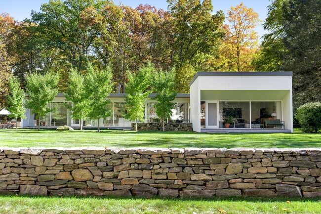 431 Valley Rd in New Canaan, CT - Building Photo - Building Photo