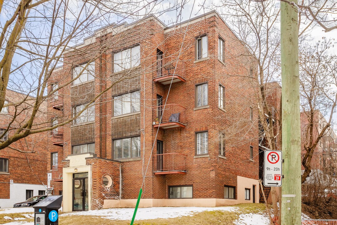 3750 De La Côte-Sainte-Catherine Ch in Montréal, QC - Building Photo