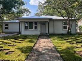 1100 Wallace St in Taylor, TX - Building Photo