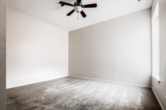 5711 S Calumet Ave in Chicago, IL - Building Photo - Building Photo