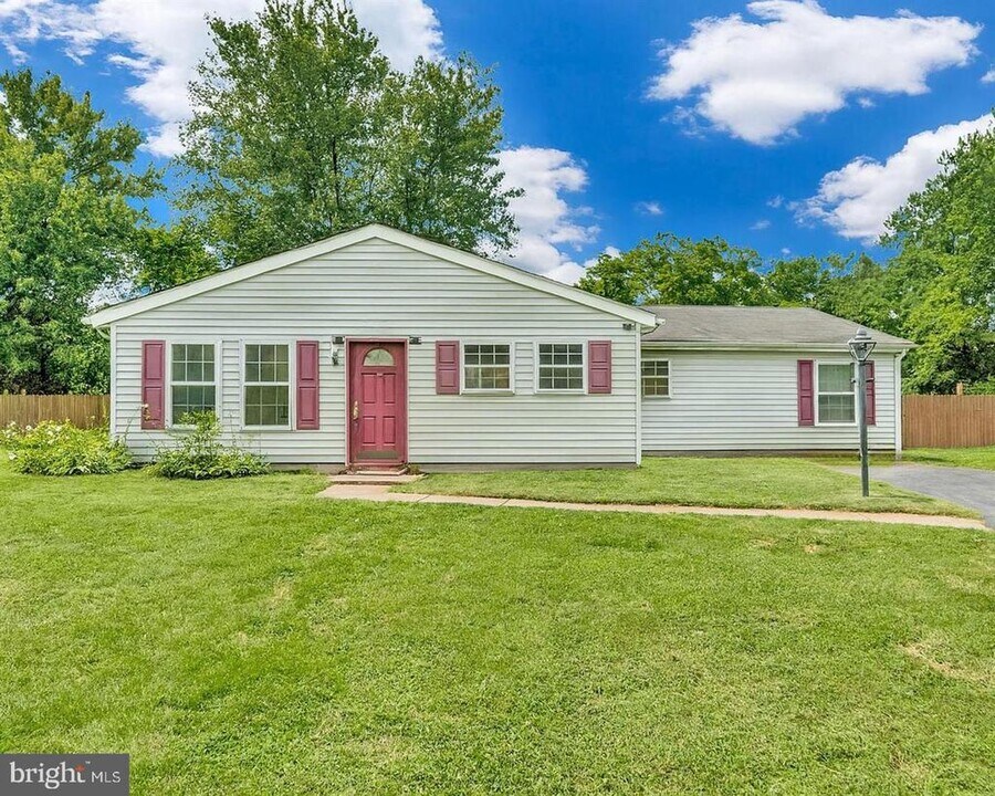 201 E Lynn Ct in Sterling, VA - Building Photo