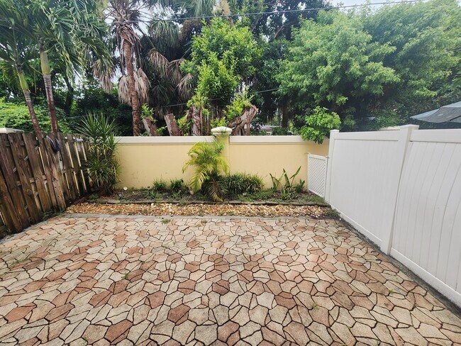 460 Marbella Dr in North Palm Beach, FL - Building Photo - Building Photo