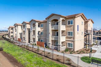 Heritage Landing Apartments in Chico, CA - Building Photo - Building Photo
