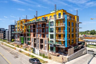 Aura in St. Laurent, QC - Building Photo - Building Photo