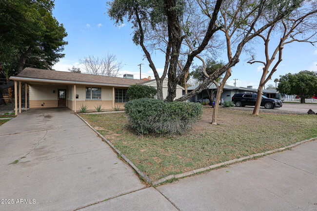property at 1120 E Palo Verde Dr
