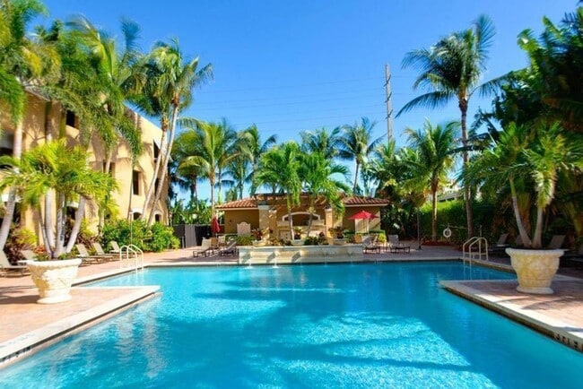 616 Clearwater Park Rd, Unit 511 in West Palm Beach, FL - Building Photo - Building Photo