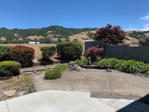 1552 Gladstone Way in Rohnert Park, CA - Building Photo - Building Photo