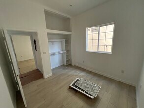 3929 Brighton Ave in Los Angeles, CA - Foto de edificio - Building Photo