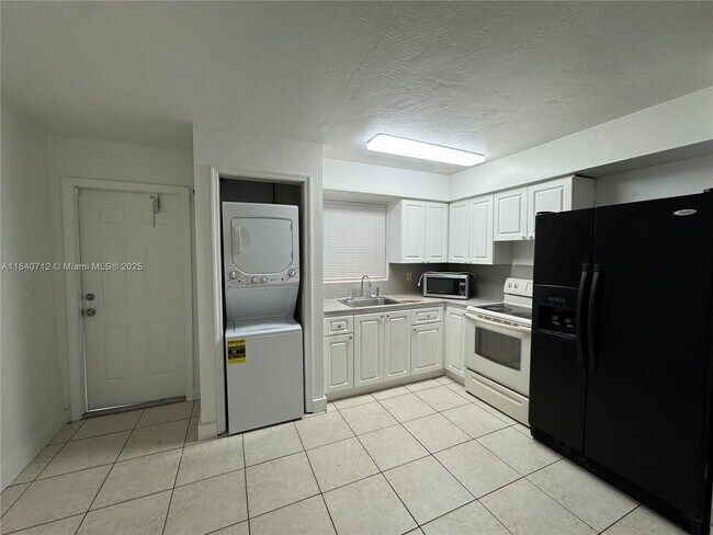 334 E 2nd St in Hialeah, FL - Foto de edificio - Building Photo