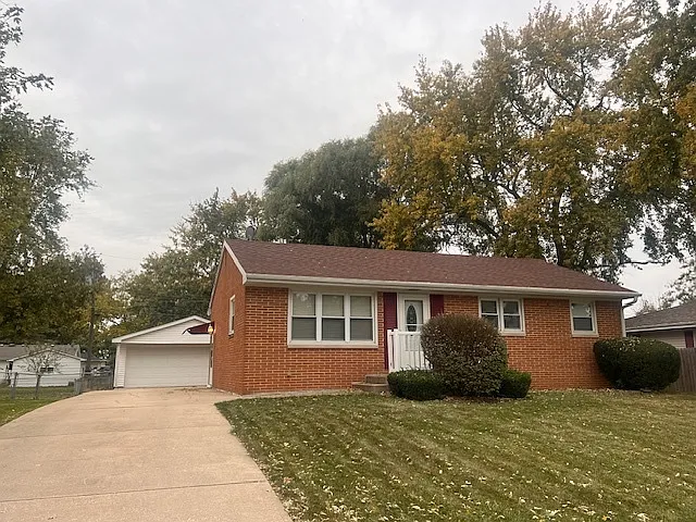 209 S View St in Oreana, IL - Building Photo