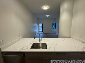 1079 Commonwealth Ave, Unit 206 in Boston, MA - Building Photo - Building Photo