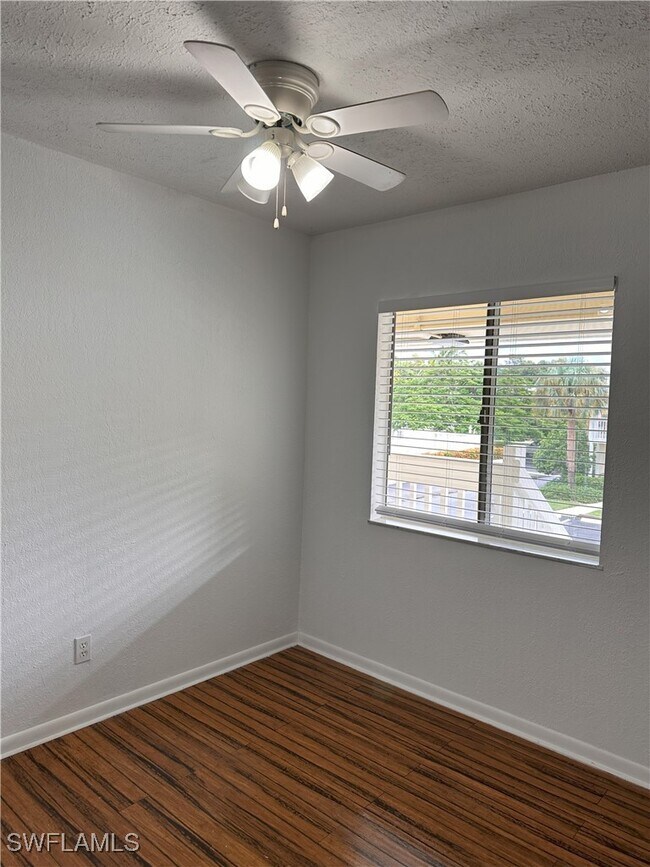 4629 Bayshore Dr in Naples, FL - Building Photo - Building Photo