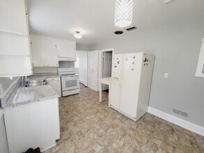 1348 E Woodlawn Rd in Charlotte, NC - Foto de edificio - Building Photo