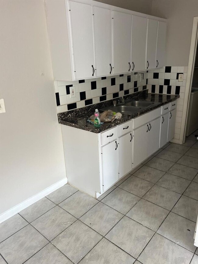 990 SW 76th Ave in North Lauderdale, FL - Foto de edificio - Building Photo