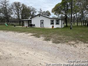 2124 Polly Ln in La Vernia, TX - Building Photo