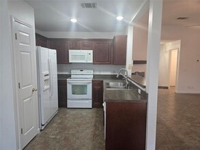 103 Hummingbird Ct in Cedar Creek, TX - Foto de edificio - Building Photo