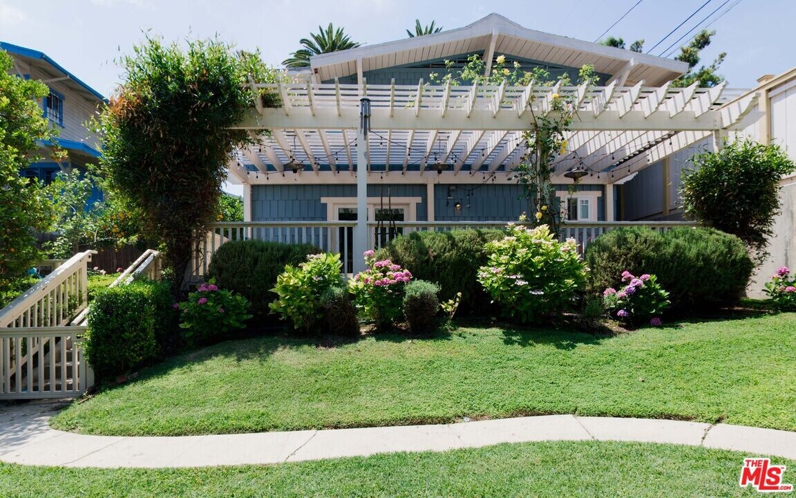 980 Manzanita St in Los Angeles, CA - Building Photo