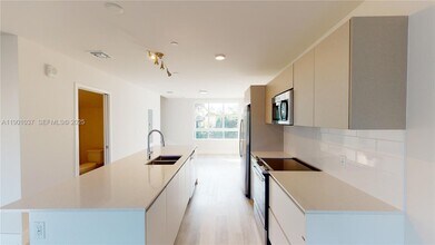 2555 NE 193rd St in Miami, FL - Building Photo - Building Photo