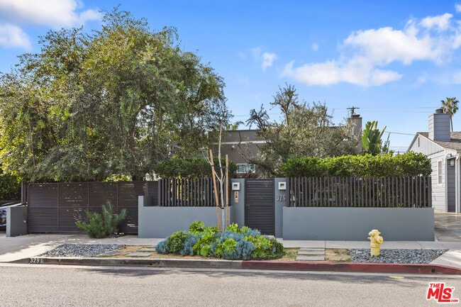 329 Westbourne Dr in West Hollywood, CA - Building Photo - Building Photo