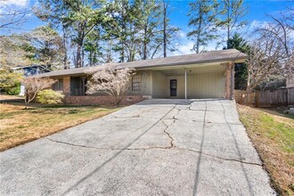 5662 Grist Stone Dr SW in Lilburn, GA - Foto de edificio - Building Photo