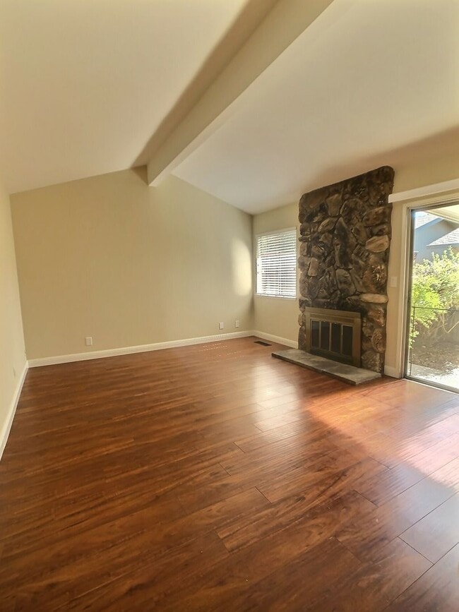 1281 E Fremont Terrace in Sunnyvale, CA - Foto de edificio - Building Photo