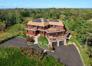 89 Old Canoe Place Rd in Hampton Bays, NY - Building Photo - Building Photo