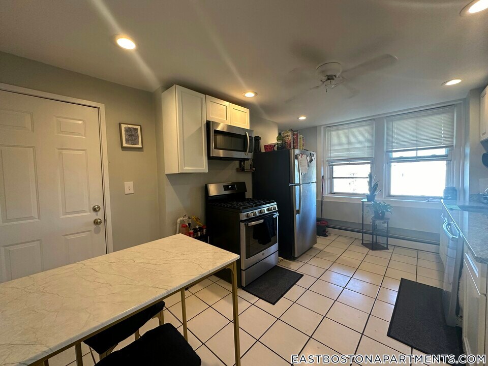 972 Saratoga St in Boston, MA - Building Photo