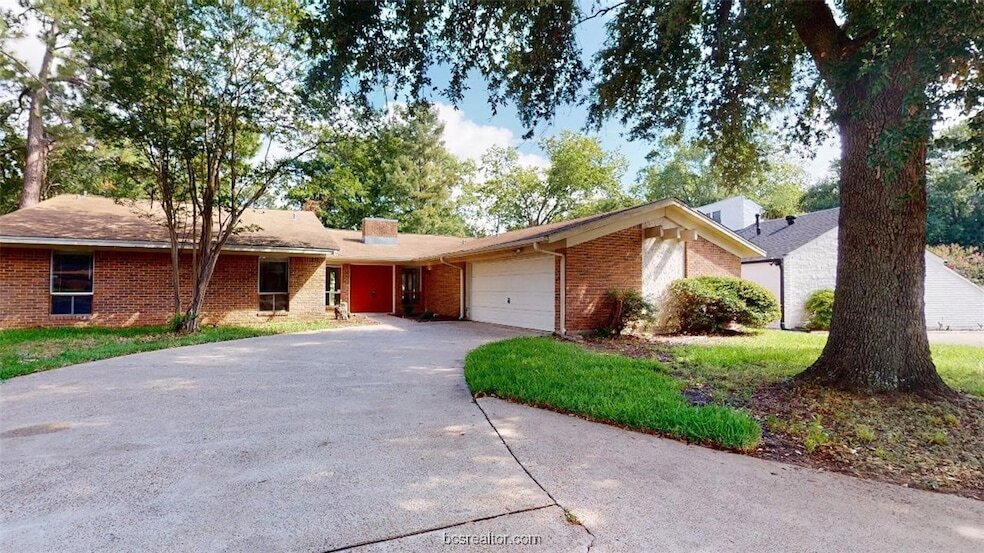 2702 Apple Creek Cir in Bryan, TX - Building Photo