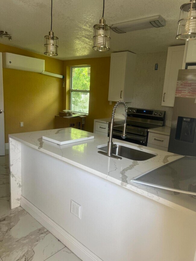 6383 Saxon Blvd in West Palm Beach, FL - Building Photo - Building Photo