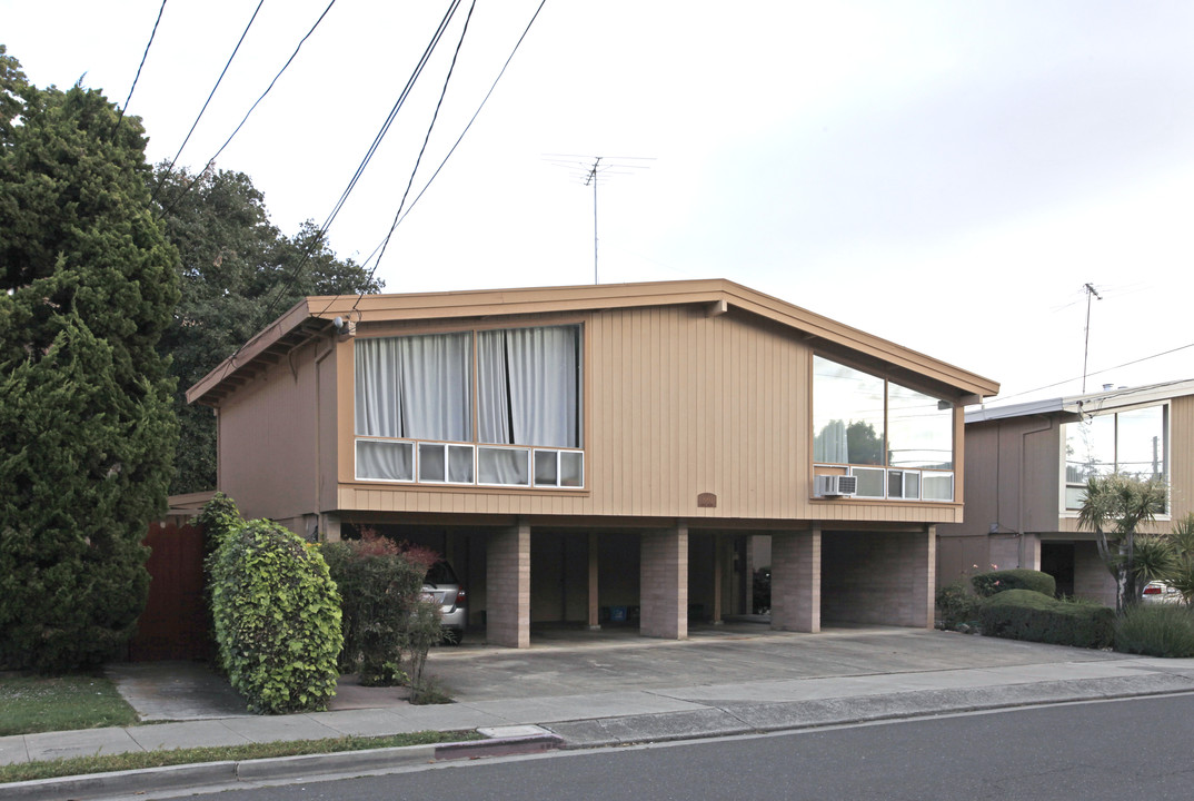 880 Roble Ave in Menlo Park, CA - Building Photo