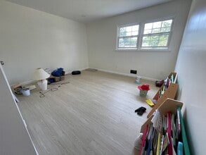 8 Deborah Dr in Edison, NJ - Building Photo - Building Photo
