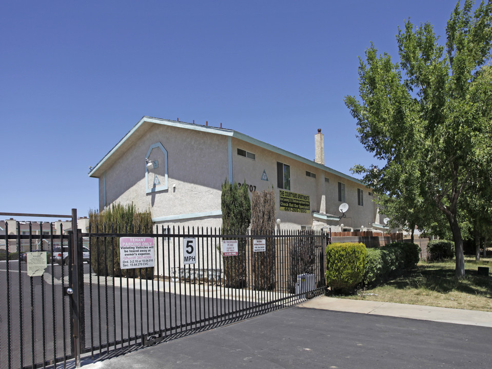 Palmdale Villa Apartments Bldg 2 in Palmdale, CA - Building Photo