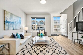 98 Herron St NE in Calgary, AB - Building Photo - Building Photo