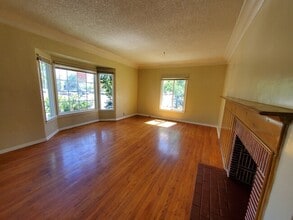 2442 W 18th St in Los Angeles, CA - Building Photo - Building Photo