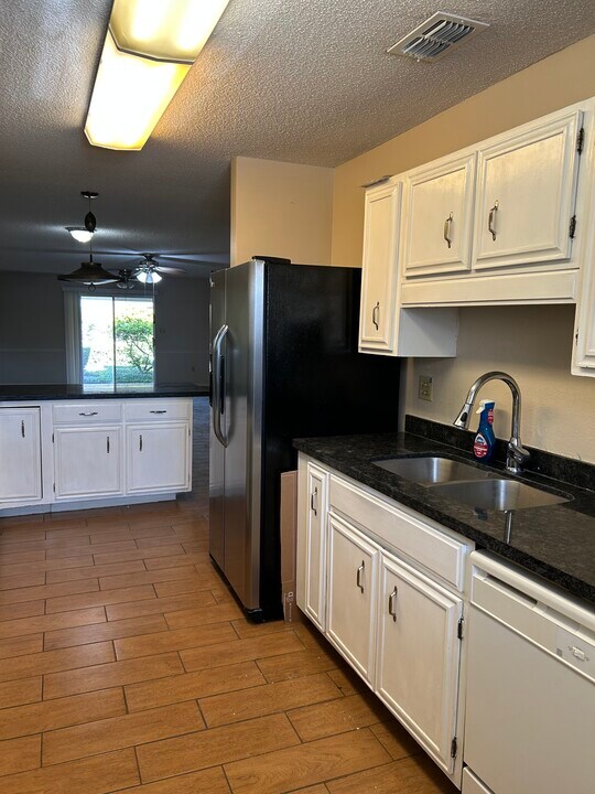 700 W Fern Ave, Unit 22 in McAllen, TX - Foto de edificio