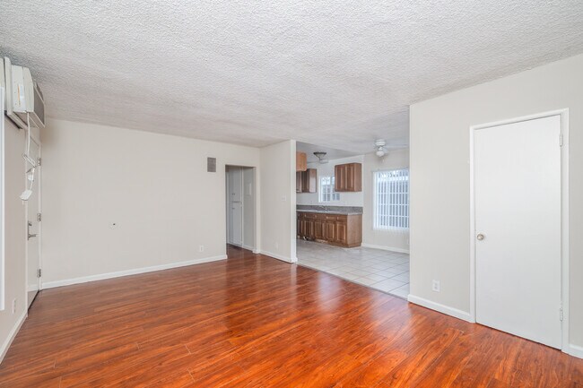 19248 Bryant St in Northridge, CA - Foto de edificio - Interior Photo