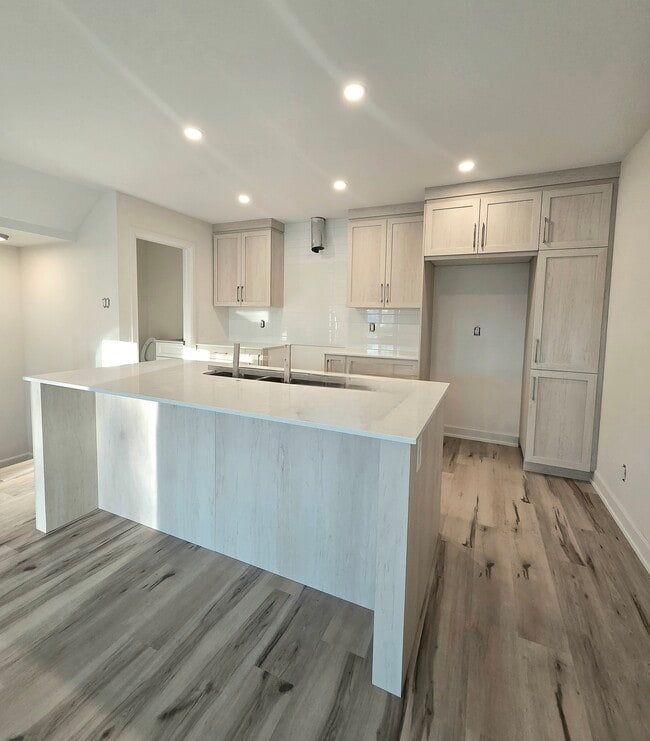 property at 359 Voyageur Pl